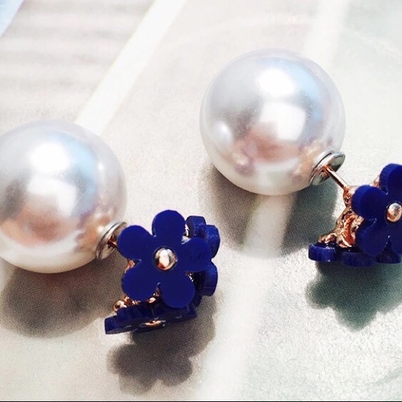 Jewelry - 💙 🌸 Blue daisy stud earrings. 3D simulated pearl